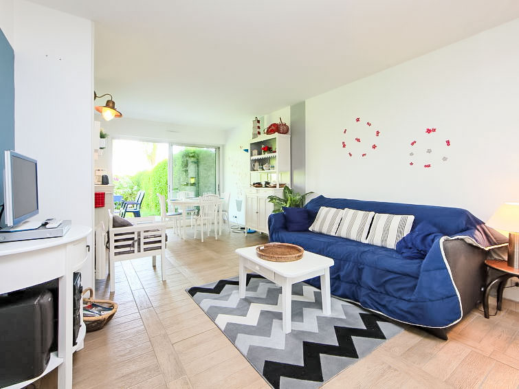 Appartement 2-kamers 36 m2, op de begane grond, op het zuiden gelegen. Woon-/eetkamer met 1 2-pers divanbed (160 cm, lengte 200 cm), TV (Flatscreen TV), stereo-installatie en DVD. Uitgang naar de tuin..