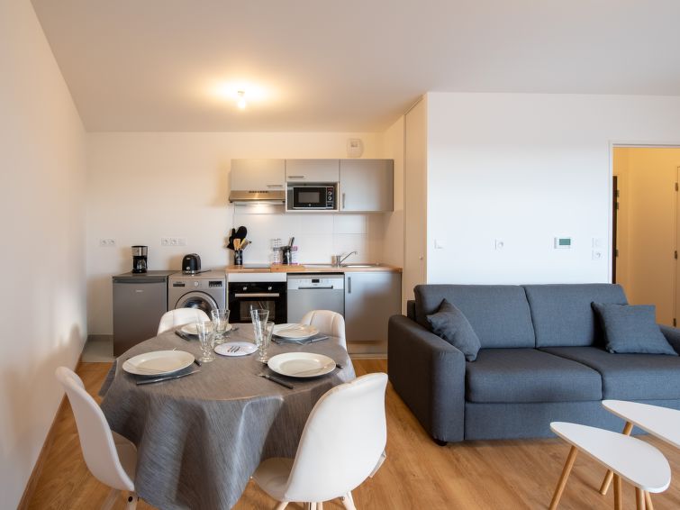 Appartement 2-kamers 45 m2 op de 4e verdieping, op het westen gelegen. Woon-/eetkamer met 1 2-pers divanbed (140 cm, lengte 190 cm), TV (Flatscreen TV). Uitgang naar het balkon. 1 kamer met 1 2-pers b..