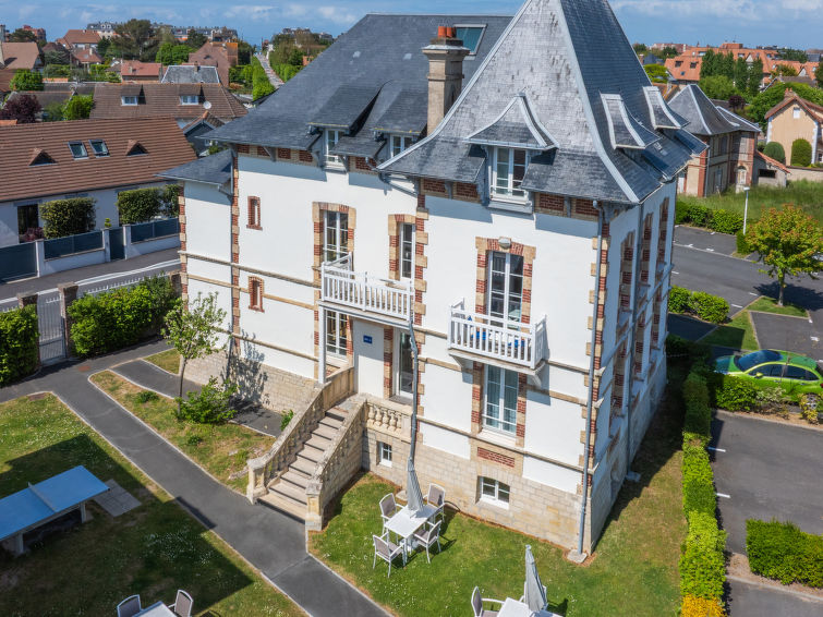 Centraal gelegen appartement in Cabourg met verwarmd zwembad in Cabourg