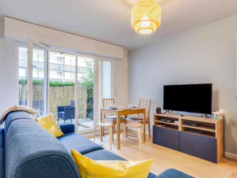 Search and Stay destination Villers-sur-Mer, Normandie - France from AU$ 144. Le France 1