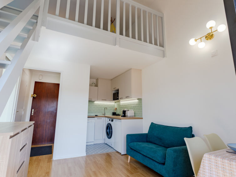 2-Zimmer-Wohnung 25 m2 auf 2 Stockwerken, Südwestlage. Wohn-/Esszimmer mit TV (Flachbildschirm). Ausgang zum Balkon. 1 Zimmer mit 1 franz. Bett (160 cm, Länge 200 cm). Kochnische (Geschirrspüler, 4..