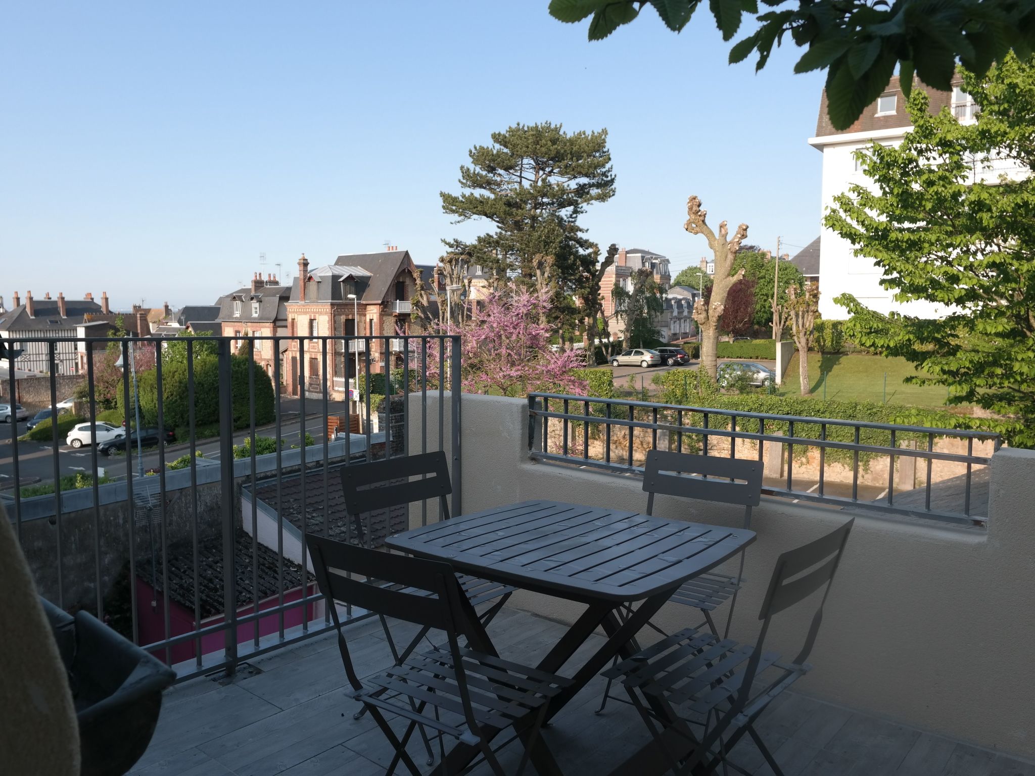 Schöne Unterkunft mit Terrasse in der Nähe des Meeres-Binnen