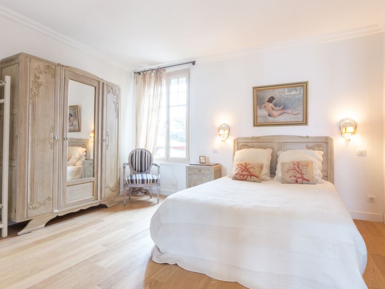 Search and Stay destination Jullouville, Normandie - France from AU$ 436. Villa Annie