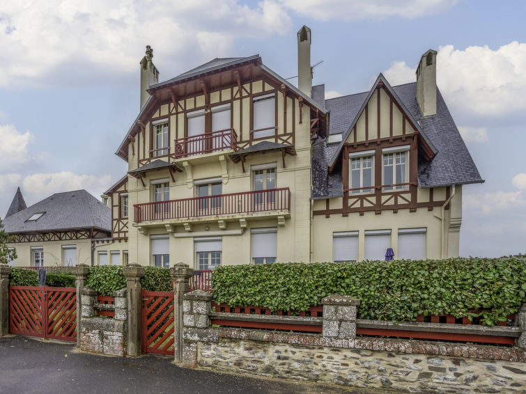 Search and Stay destination Jullouville, Normandie - France from AU$ 436. Villa Annie