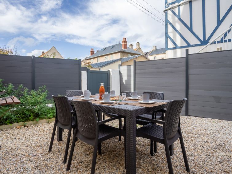 Search and Stay destination Saint-Aubin-sur-Mer, Normandie - France from AU$ 261. Coté Marine
