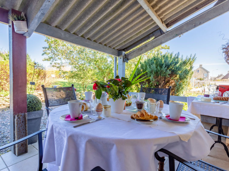 Search and Stay destination Longues-sur-Mer, Normandie - France from AU$ 236. La Batterie