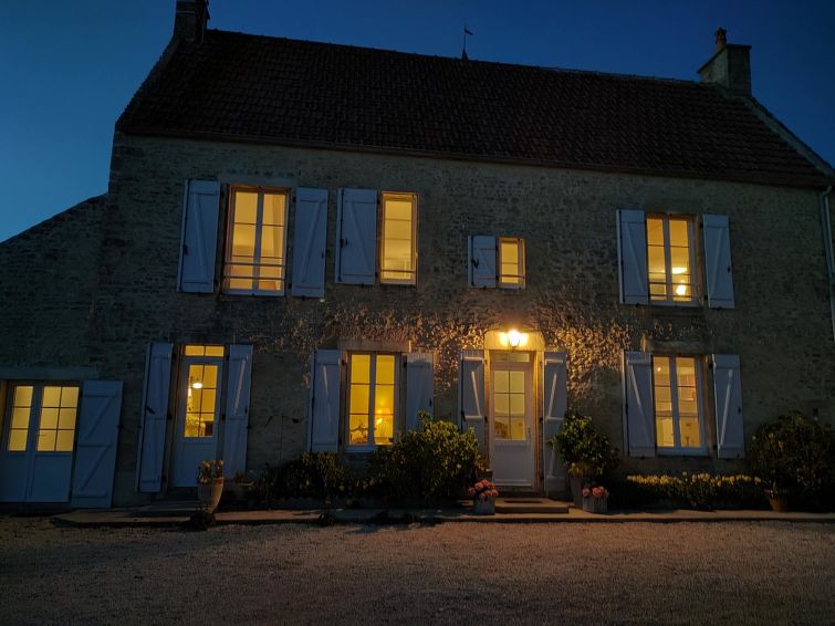 Search and Stay destination Longues-sur-Mer, Normandie - France from AU$ 236. La Batterie