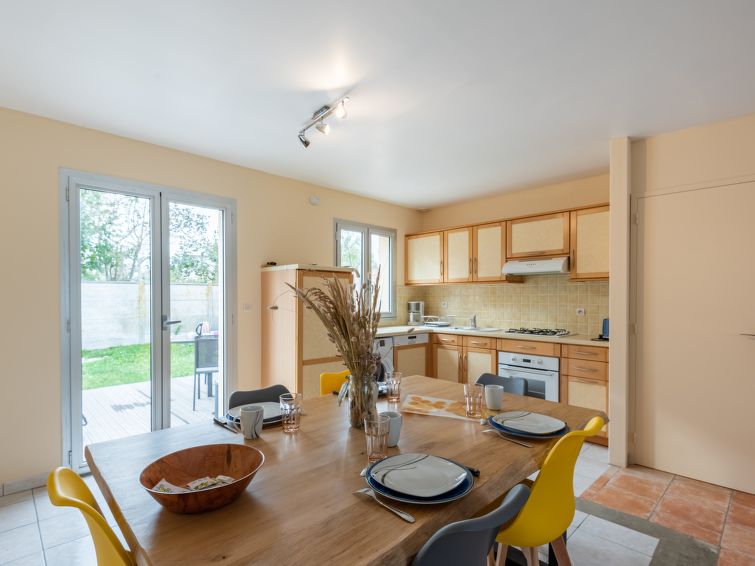 Search and Stay destination Port-Bail-sur-Mer, Normandie - France from AU$ 250. Lana