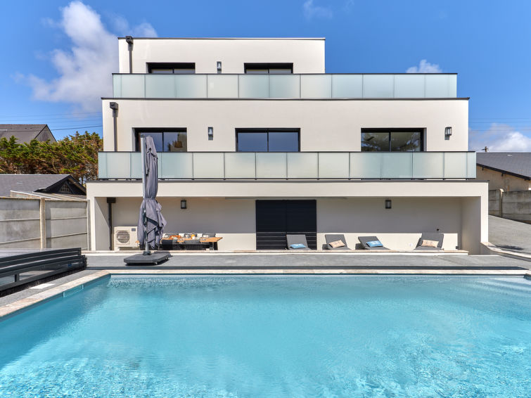 Aan zee: Modern vakantiehuis met verwarmd privézwembad in Denneville in Denneville