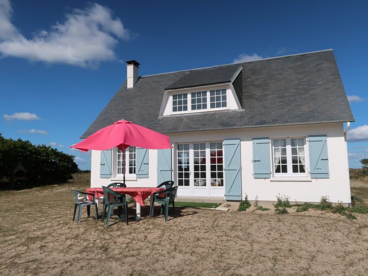 "Les Dunes (SGY400)", huis 4-kamers 85 m2 op 2 verdiepingen. Doelmatig en smaakvol ingericht: woon-/eetkamer met open haard, eettafel en Sat-TV. Uitgang naar de tuin. 1 kamer met 1 2-pers bed. 1 kamer..