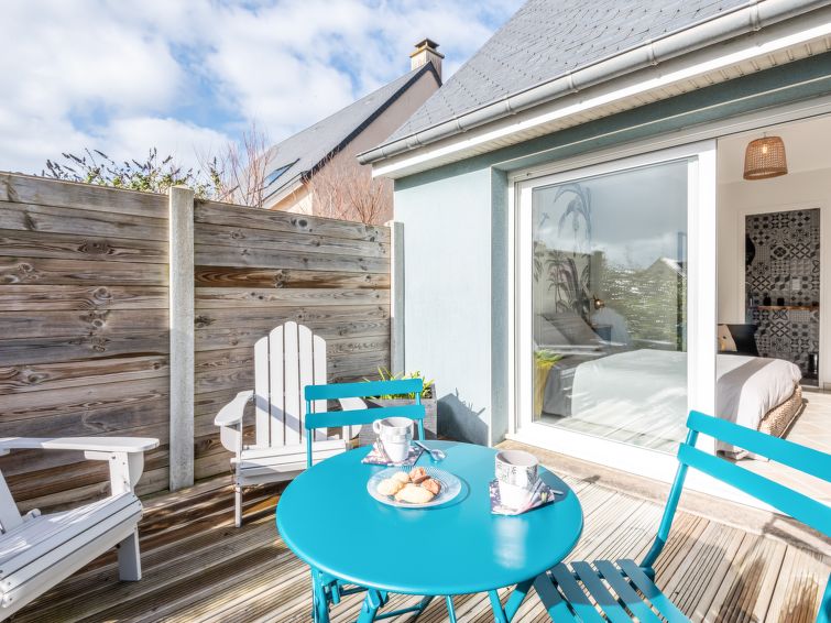 Search and Stay destination Bretteville-sur-Ay, Normandie - France from AU$ 240. Blue House (BAY403)