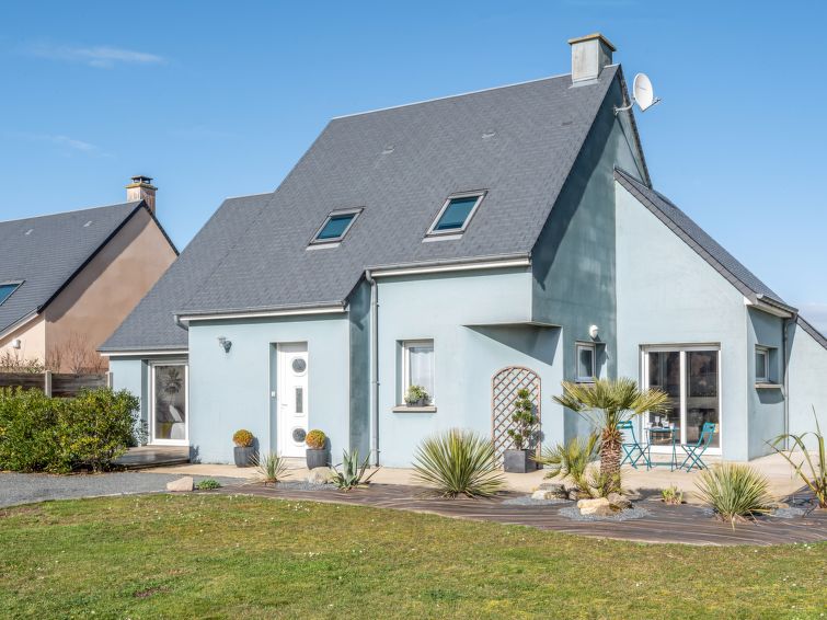 "Blue House (BAY403)", huis 4-kamers 130 m2 op 2 verdiepingen. Modern en gezellig ingericht: woon-/eetkamer met eettafel en Sat-TV. Uitgang naar het terras. 1 kamer met 1 2-pers bed (160 cm), douche. ..