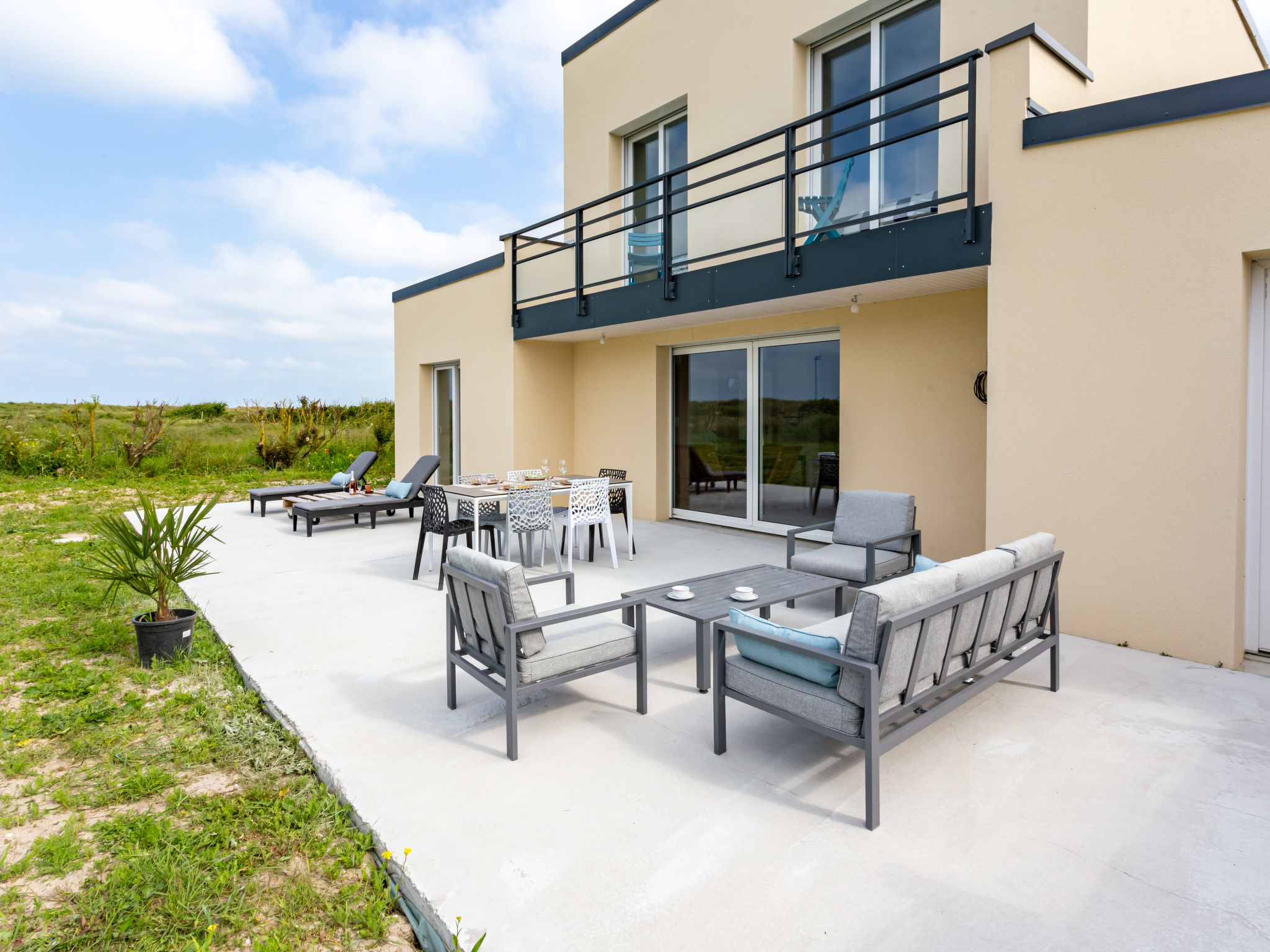 "Paradis des Dunes", huis 3-kamers 95 m2 op 2 verdiepingen. Comfortabel en modern ingericht: woon-/eetkamer met eettafel en TV (Flatscreen TV), elektrische verwarming. Open keuken (oven, afwasmachine,..