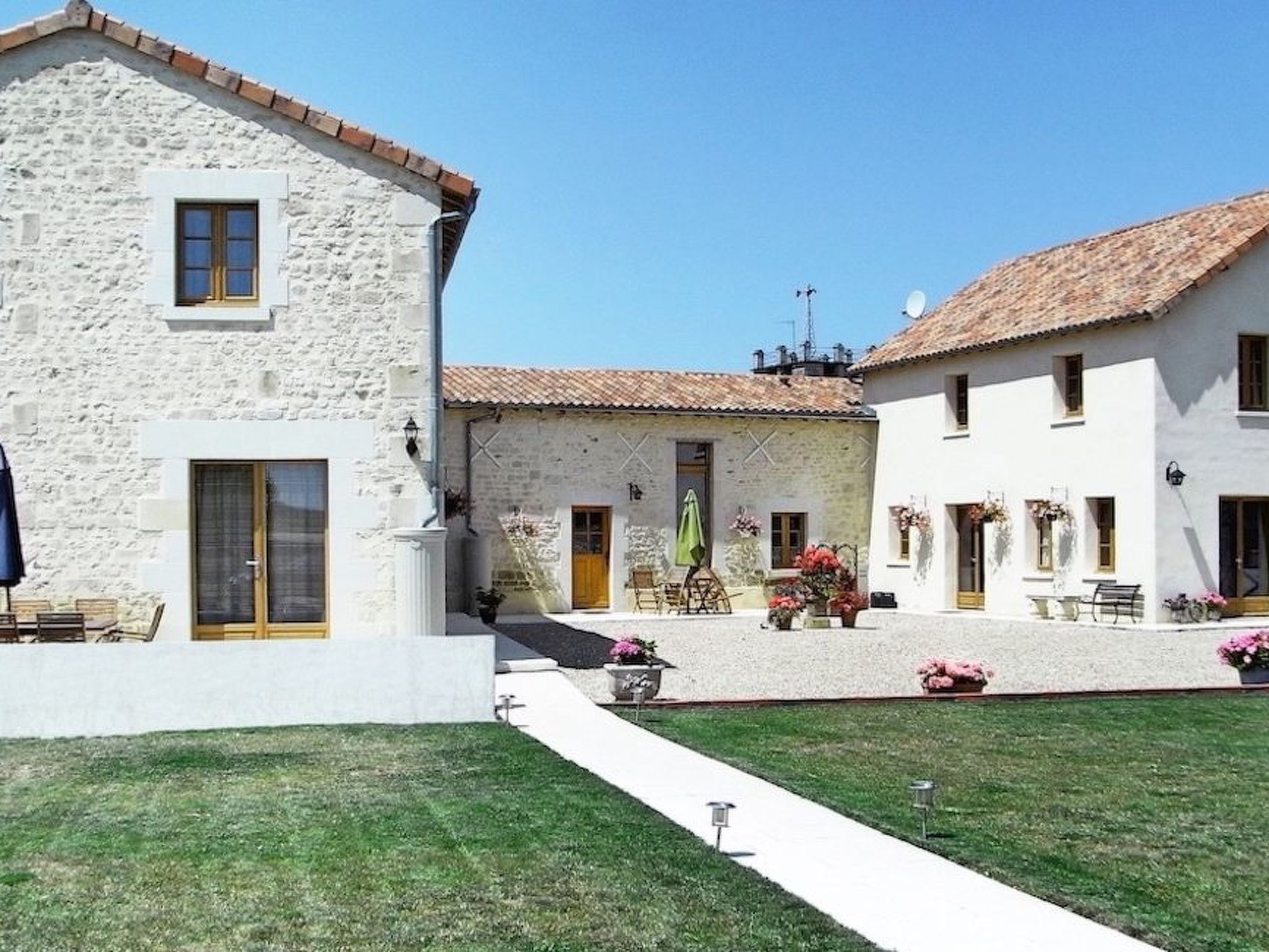 Vakantiehuis met privé zwembad in Berrie (Frankrijk) voor 17 personen