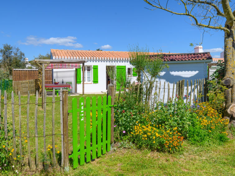 "Lilas", huis in een rij 1-kamer 22 m2. Het objekt is geschikt voor 2 volwassenen + 1 kinderen. Mooi ingericht: woon-/eetkamer met 1 2-pers divanbed (160 cm, lengte 200 cm), 2 stapelbedden (90 cm, len..
