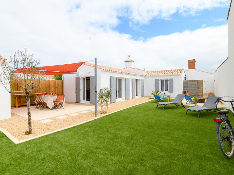 "Charme de Port Morin", huis 4-kamers 70 m2. Mooi ingericht: woon-/eetkamer met 1 2-pers divanbed (140 cm, lengte 190 cm), zwedenkachel (alleen decoratie), eettafel en TV (Flatscreen TV). Uitgang naar..