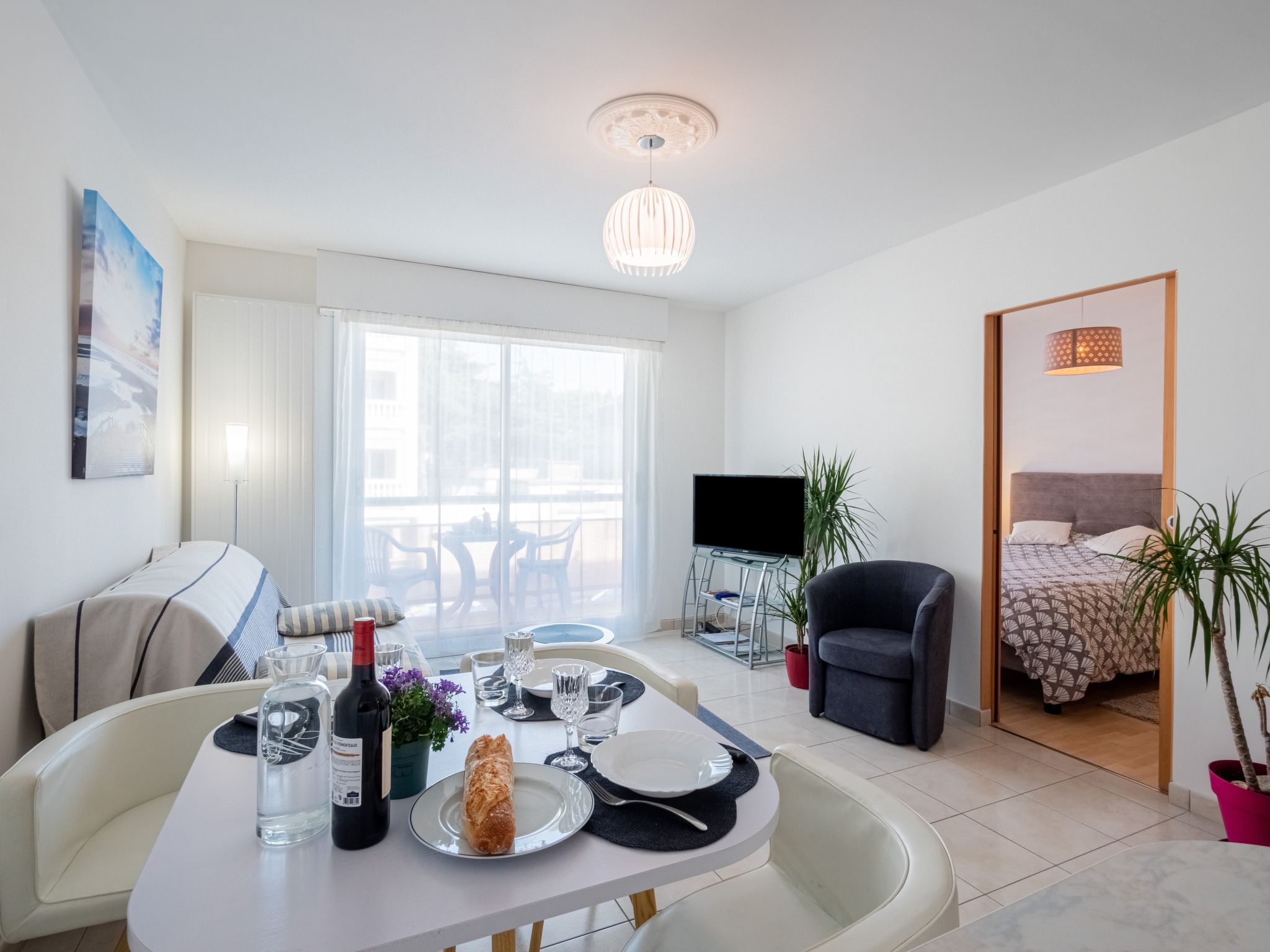 "L'Hippocampe T2 balcon", appartement 2-kamers 40 m2 op de 1e verdieping. Doelmatig en mooi ingericht: hal. Woonkamer met 1 divanbed (130 cm, lengte 190 cm), eethoek en TV (Flatscreen TV). Uitgang naa..