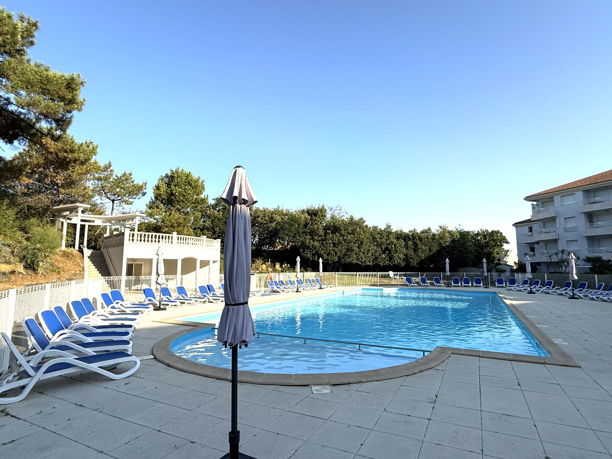Confort, piscine et plage - Buiten