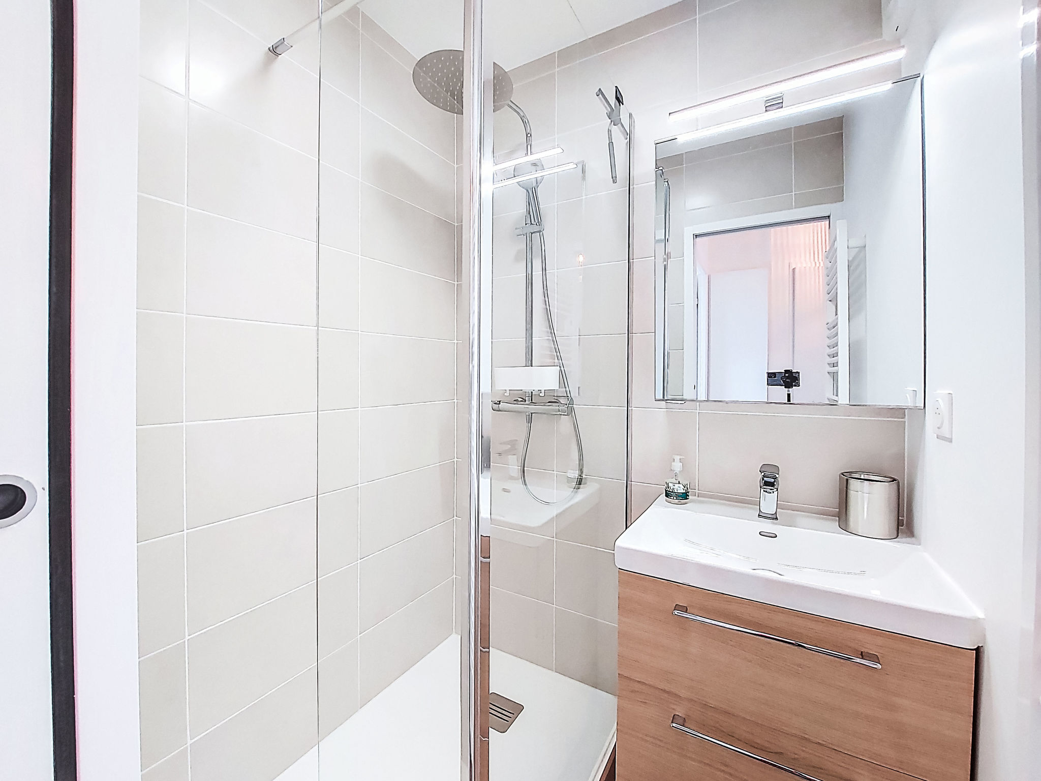 GARDEN AND SEA- Appt T2 moderne, vue mer-Binnen