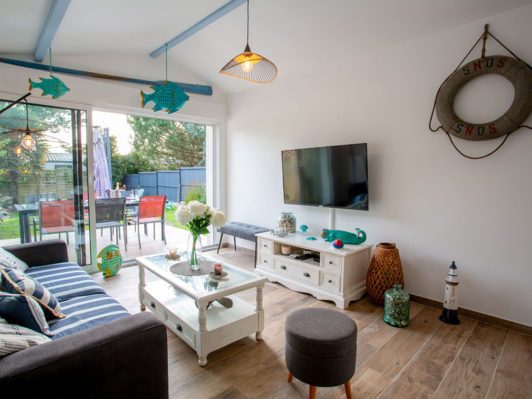 "Casa Blue", huis in een rij 3-kamers 80 m2 op 2 verdiepingen, op het zuiden gelegen. Gerenoveerd, smaakvol ingericht: groot woon-/eetkamer met 1 2-pers divanbed (1 x 140 cm, lengte 190 cm), TV (Flats..