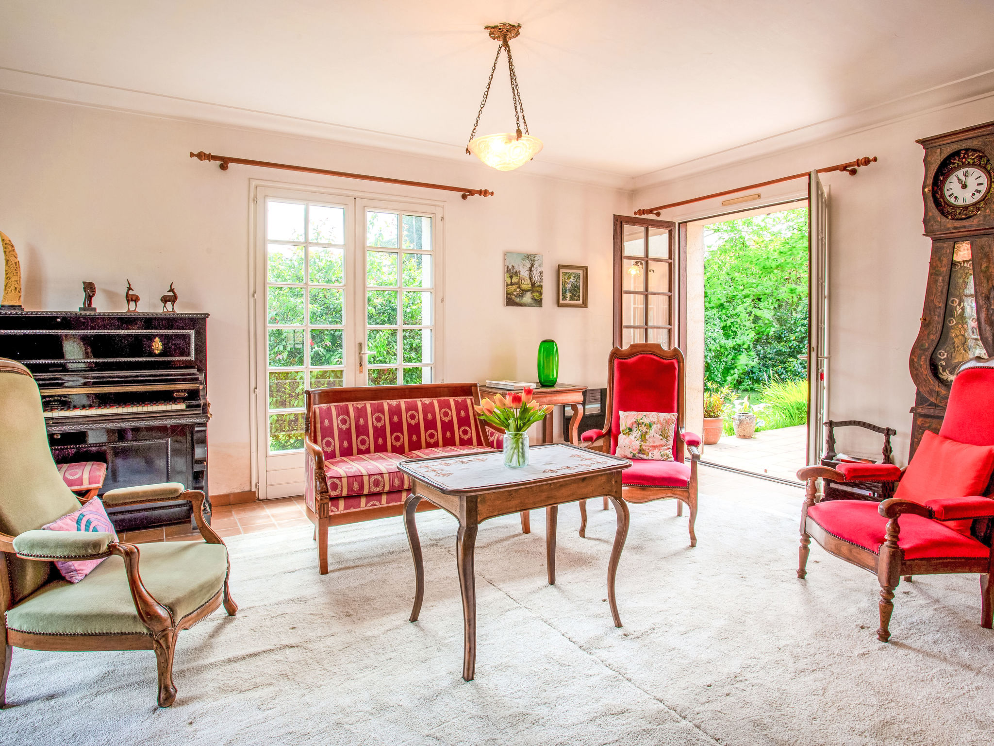 "Le Pré Vincent", huis 5-kamers 127 m2, op het zuiden gelegen. Rustiek en gezellig ingericht: woon-/eetkamer met TV (Flatscreen TV). Uitgang naar de tuin, op het zuiden. 1 kamer met 1 2-pers bed (1 x..