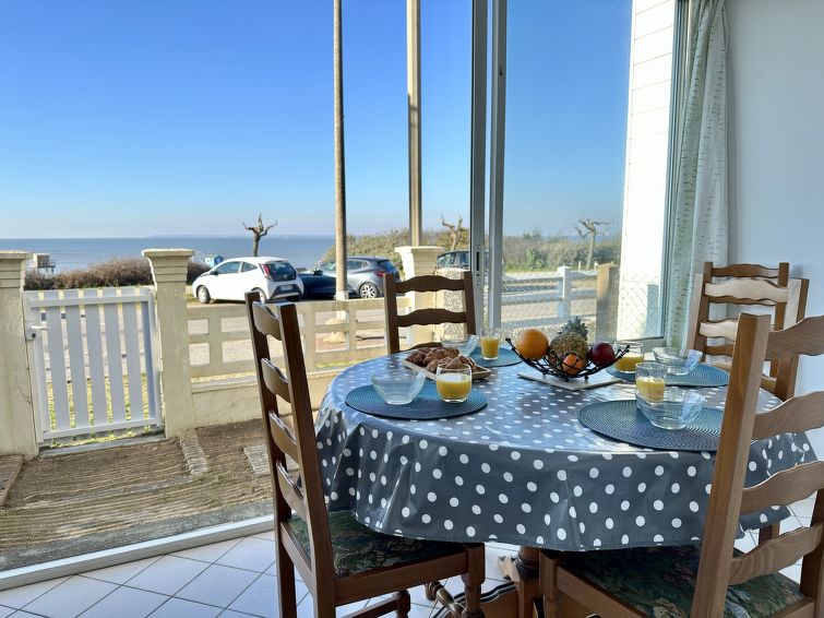 Search and Stay destination Saint-Michel-Chef-Chef, Pays de la Loire - France from AU$ 211. Maison Front de Mer