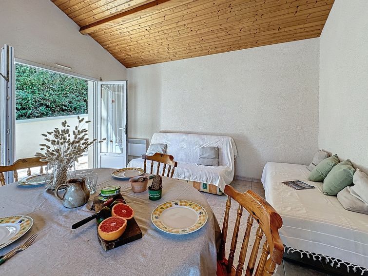 Huis 2-kamers 50 m2. Het objekt is geschikt voor 2 volwassenen + 2 kinderen. Rustiek ingericht: woon-/slaapkamer met 1 2-pers divanbed (140 cm, lengte 190 cm), TV (Flatscreen TV). Uitgang naar het ter..