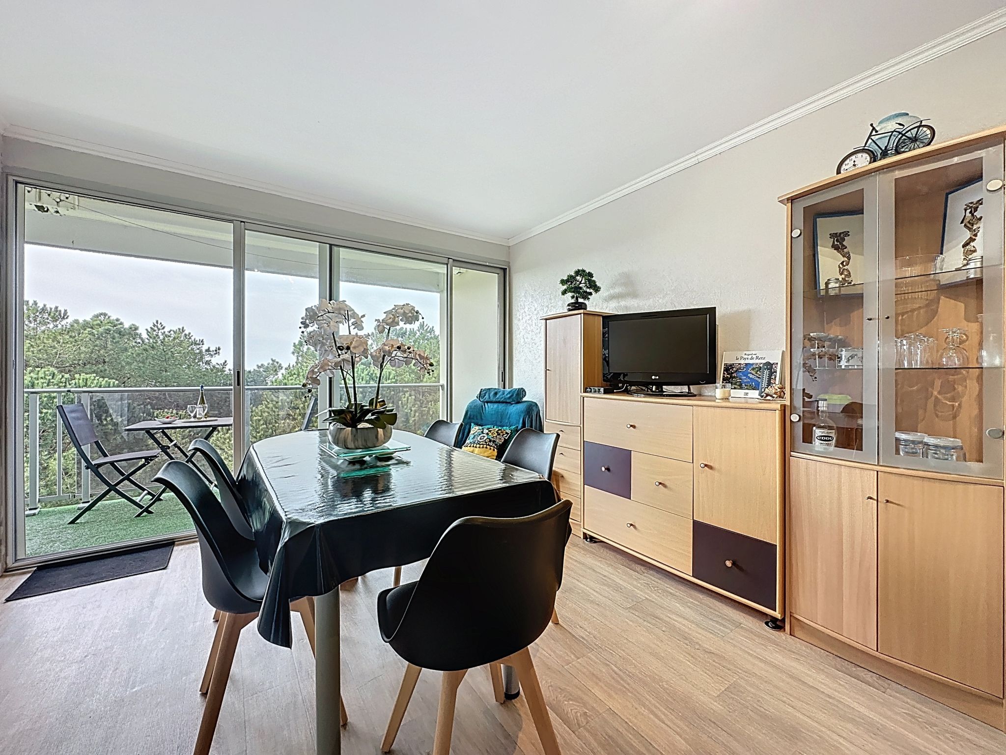 "L'Ermitage", appartement 2-kamers 46 m2 op de 3e verdieping, op het westen gelegen. Het objekt is geschikt voor 2 volwassenen + 2 kinderen. Woon-/slaapkamer met 1 2-pers divanbed (1 x 140 cm, lengte ..