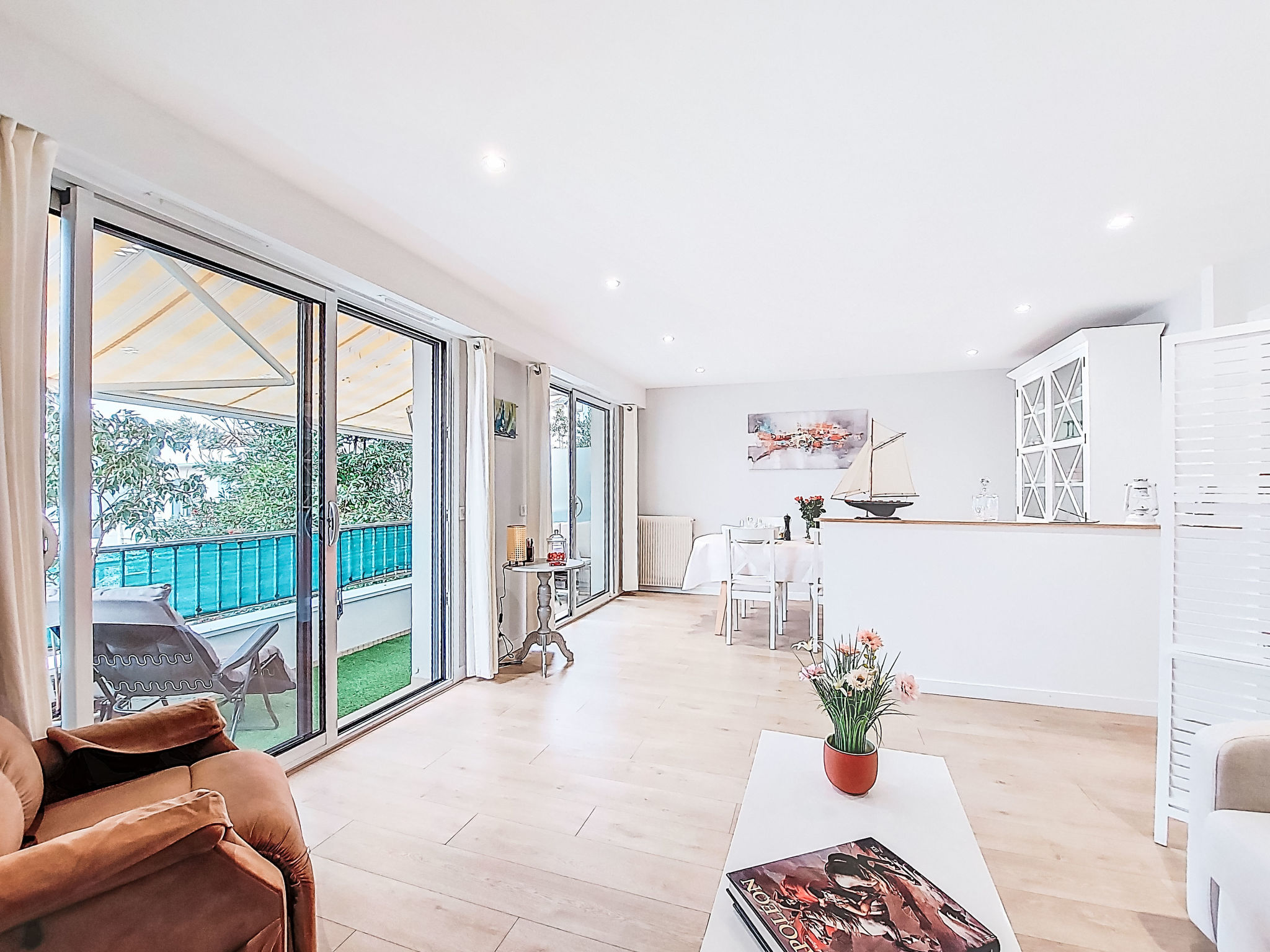 Confort et proximité port et plage-Binnen