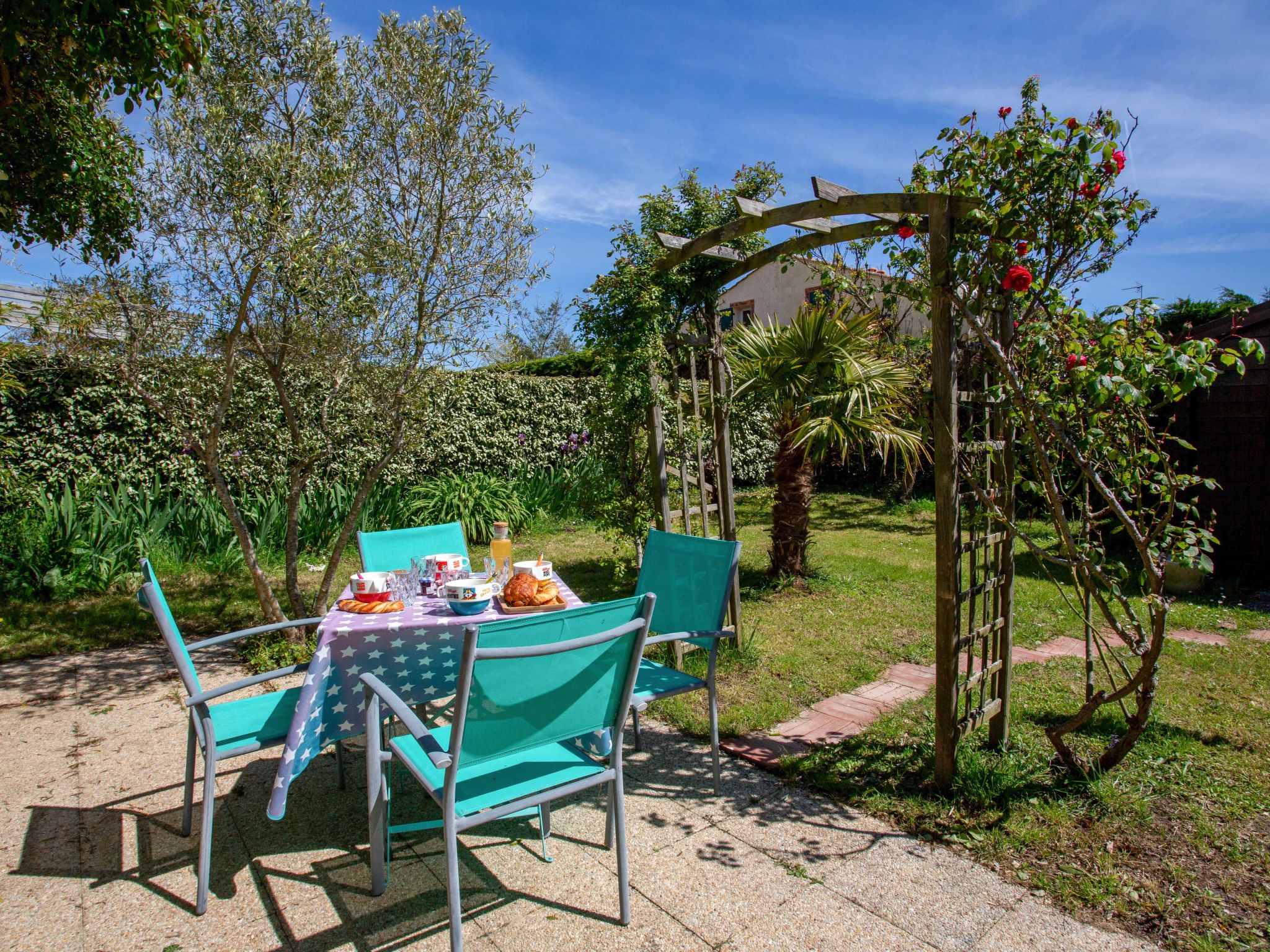 "La Mouette", huis in een rij 4-kamers op 2 verdiepingen, op het zuidwesten gelegen. Eenvoudig en mooi ingericht: woon-/eetkamer met veranda met open haard, eettafel en TV (Flatscreen TV). Uitgang naa..