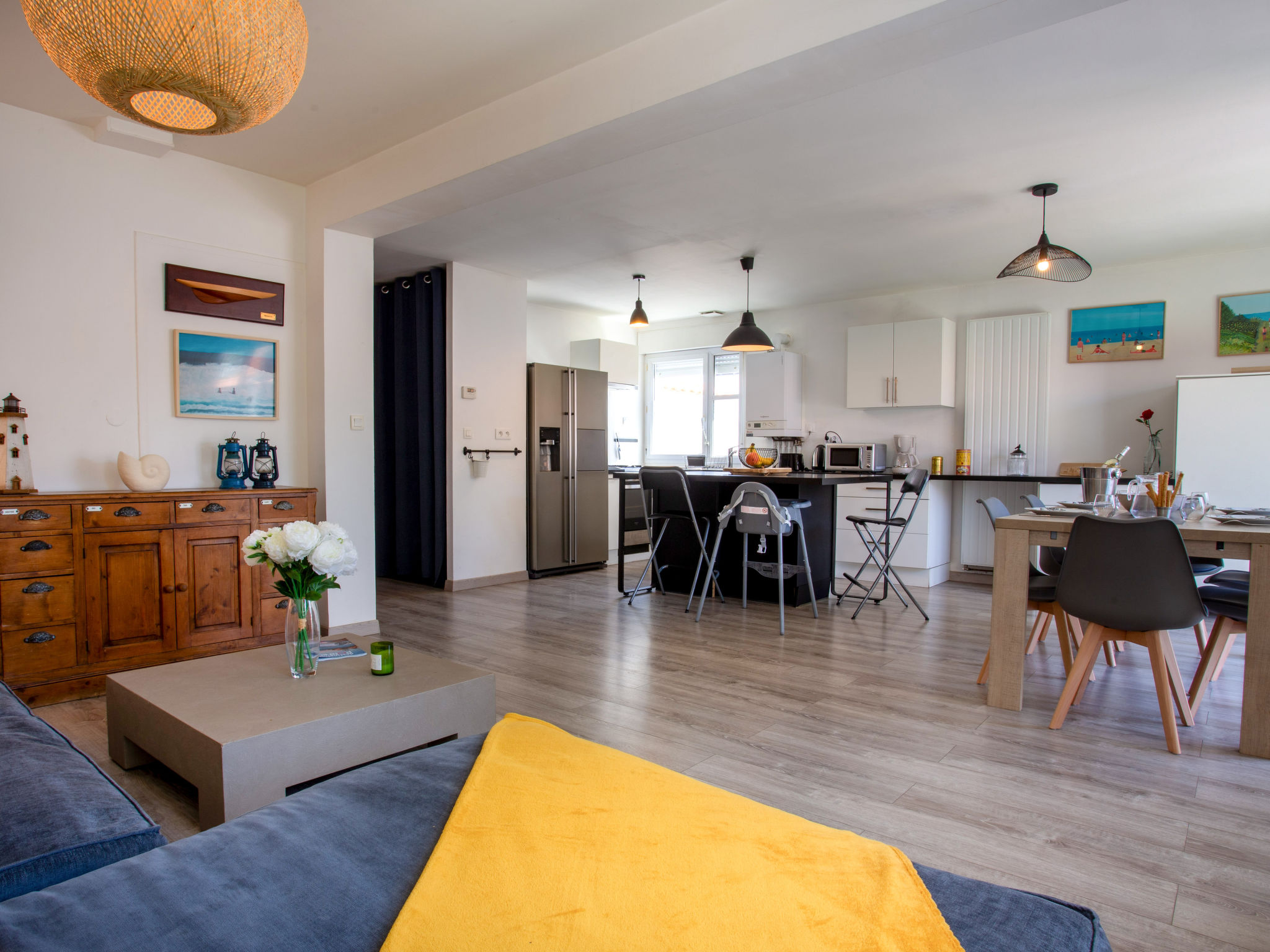 "Les Matelos", huis in een rij 4-kamers 80 m2 op 2 verdiepingen. Mooi ingericht: woon-/eetkamer met eettafel. Uitgang naar de zitplaats in de tuin. 1 kamer met 1 2-pers bed (1 x 160 cm, lengte 200 cm)..