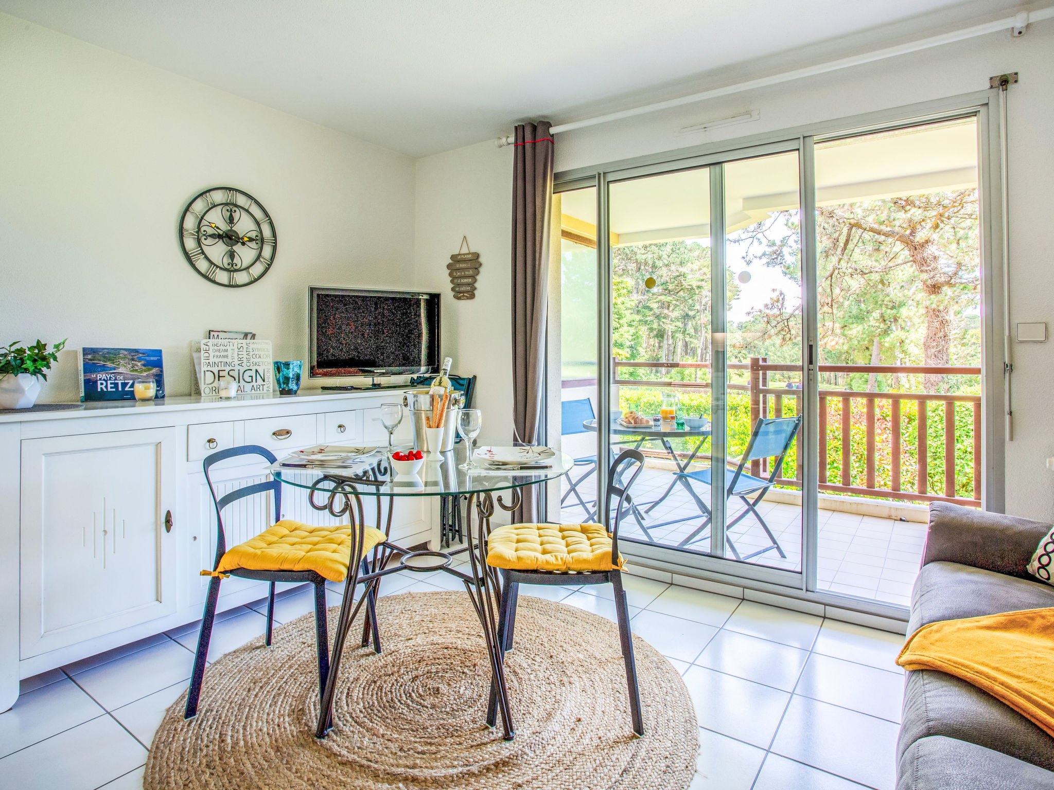 "Les Terrasses du Golf", appartement 2-kamers 31 m2. Mooi en smaakvol ingericht: woon-/eetkamer met panoramavenster met eettafel en TV (Flatscreen TV). Uitgang naar het balkon. 1 kamer met 1 2-pers be..