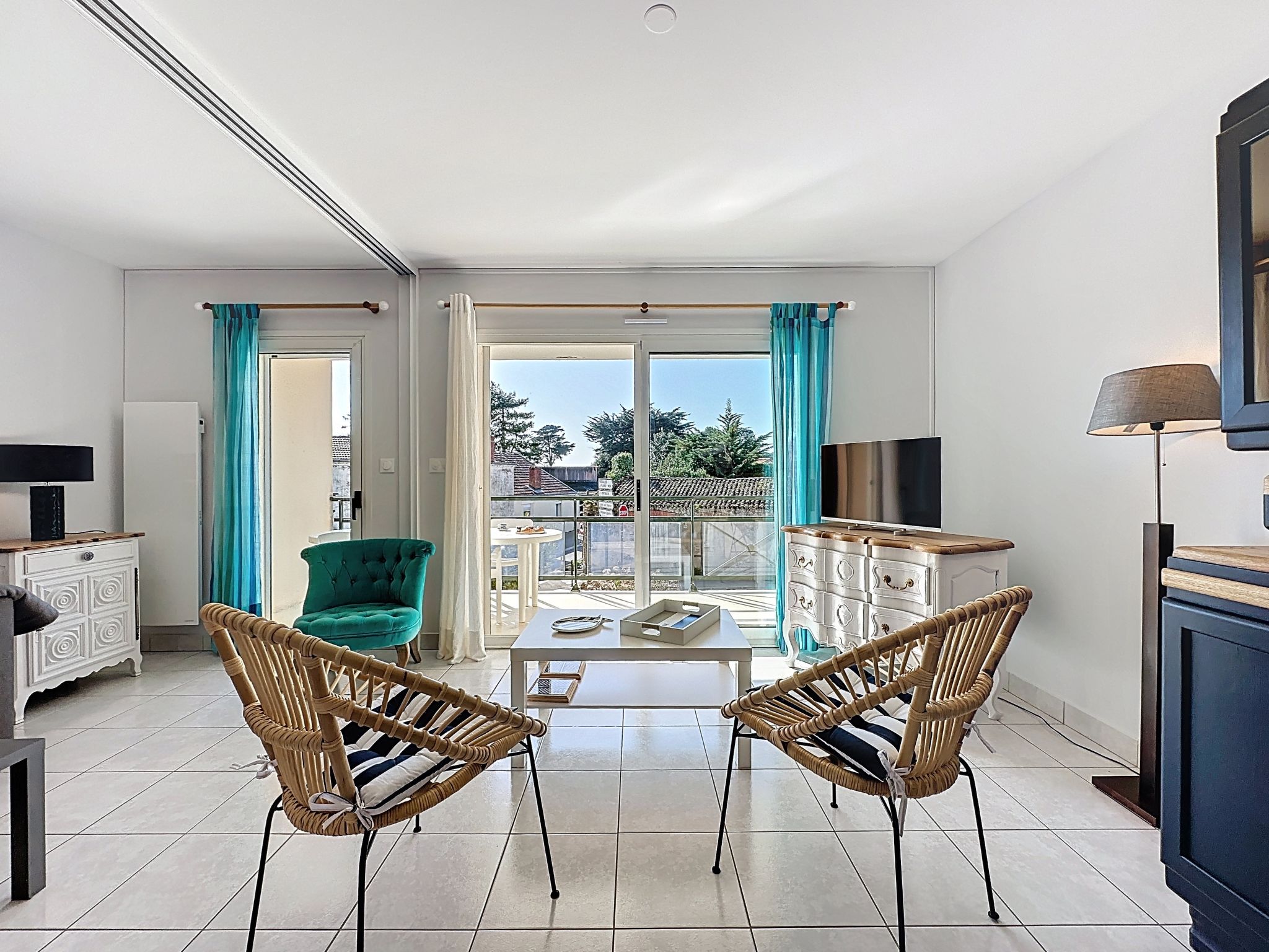 "Le Cabestan - Appt n°5", appartement 3-kamers 60 m2 op de 1e verdieping. Mooi en modern ingericht: woon-/eetkamer met TV (Flatscreen TV). 1 kamer met 1 2-pers bed (1 x 160 cm, lengte 200 cm). 1 kame..
