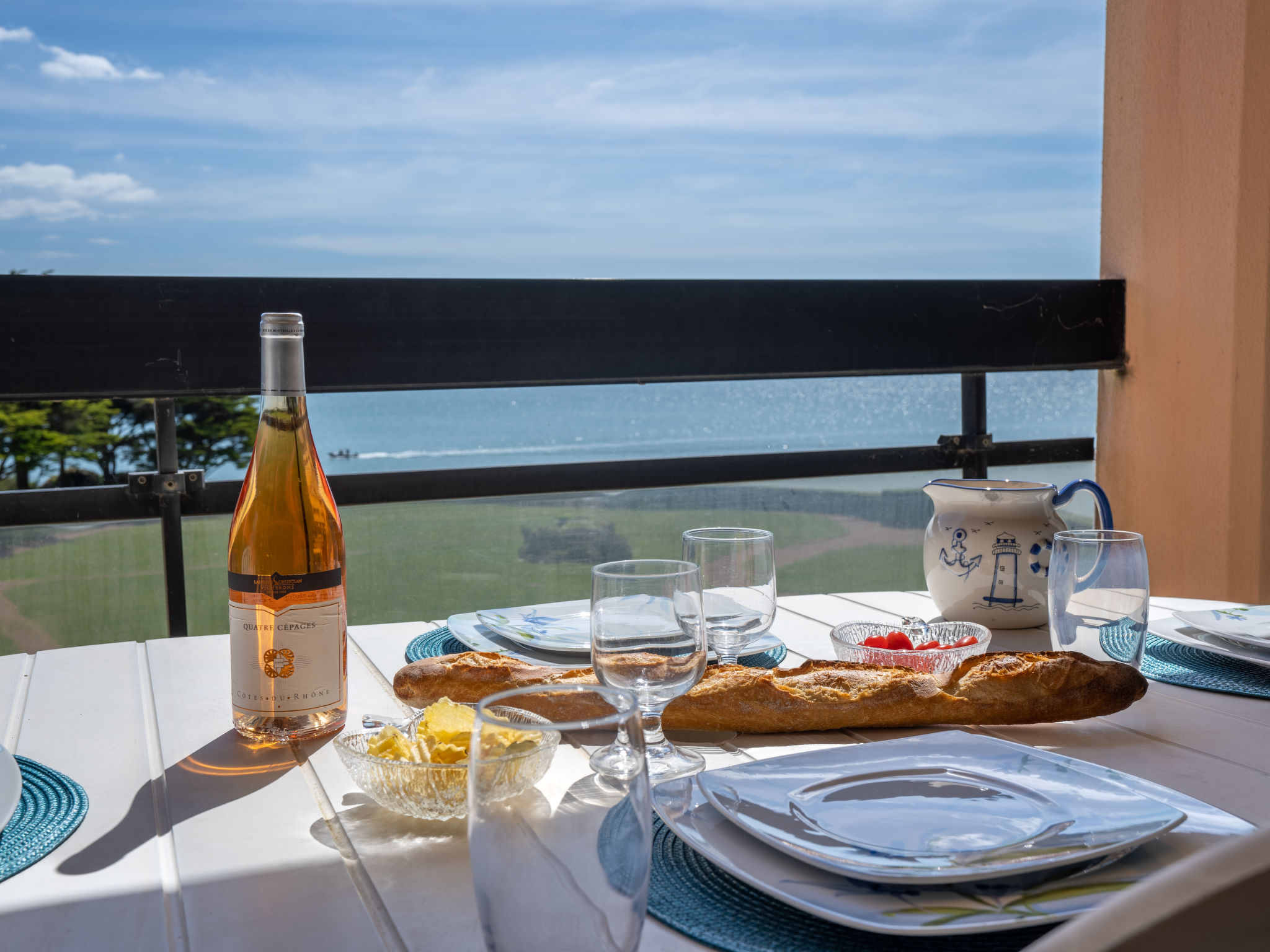 2-Zimmer-Wohnung 40 m2 im 2. Stock. Komfortabel eingerichtet: Wohn-/Esszimmer mit Panoramafenster mit 1 Ausziehbett (2 Pers. 2 x 70 cm, Länge 190 cm), Esstisch und Flachbildschirm. Ausgang zum Balkon..