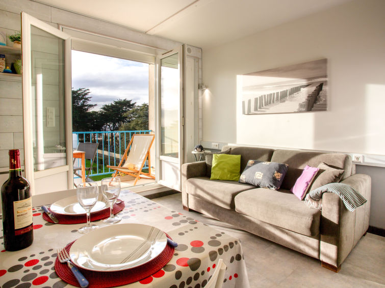 "Les Tilleuls 23", appartement 3-kamers 48 m2 op de 2e verdieping, op het zuiden gelegen. Ruim, mooi ingericht: woon-/eetkamer met TV (Flatscreen TV), radio, CD-speler en DVD. Uitgang naar het balkon,..