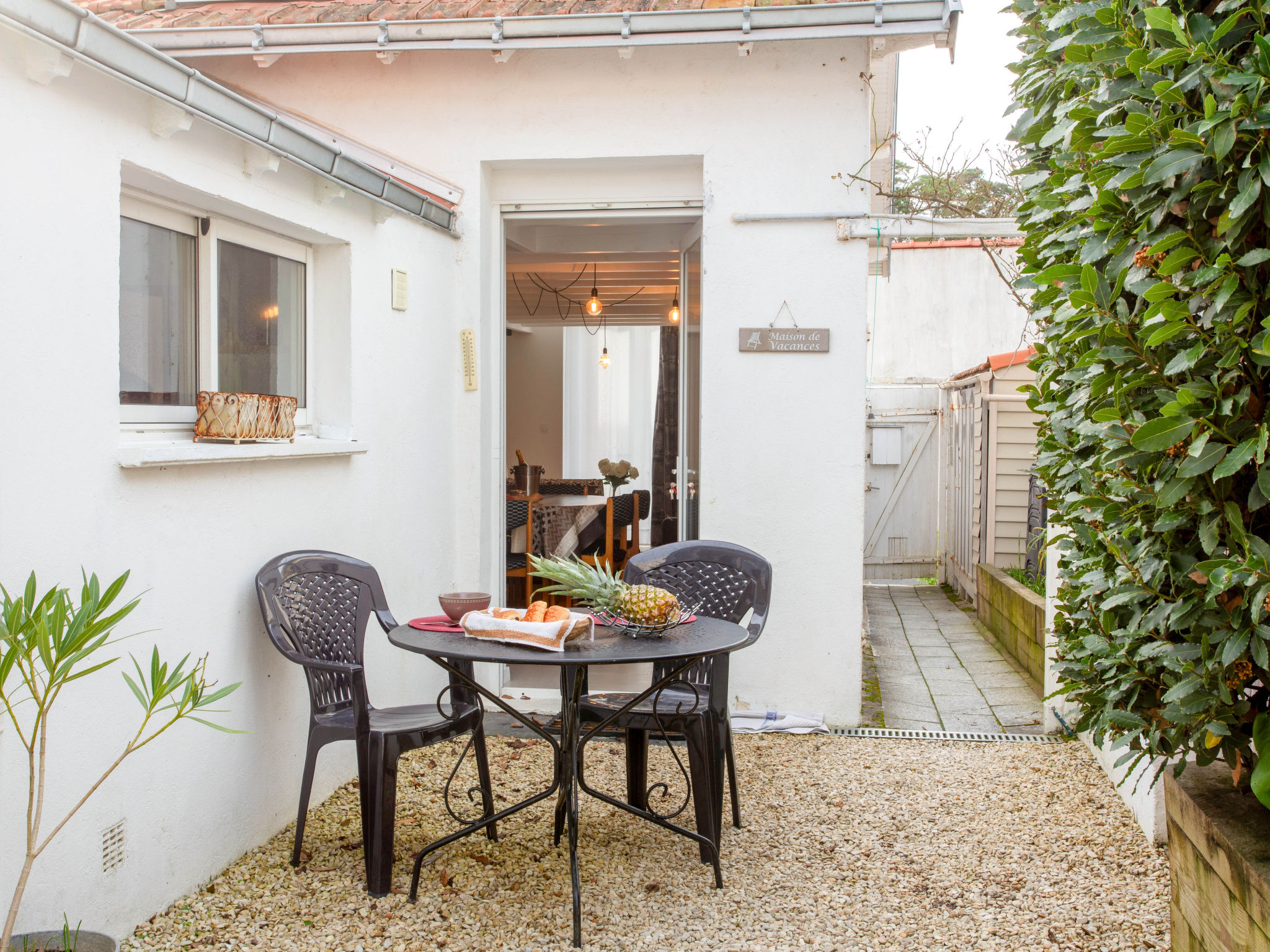 "Norecic - Maison 1", huis in een rij 3-kamers 58 m2 op 2 verdiepingen. Ruim, gerenoveerd in 2022, mooi en modern ingericht: woon-/eetkamer met TV (Flatscreen TV). Keuken (oven, afwasmachine, 3 induct..