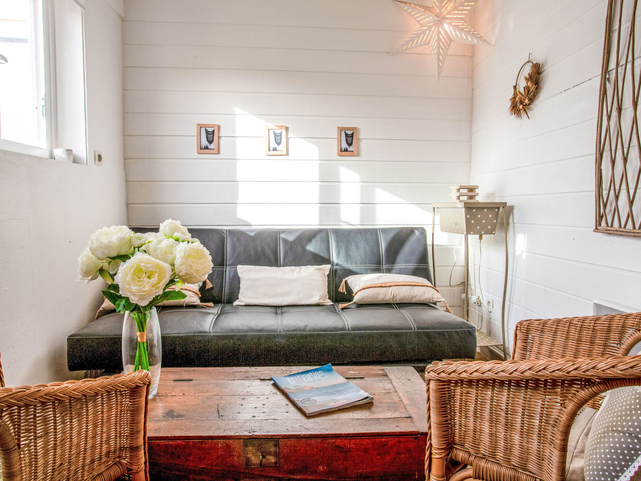 "Norecic - Maison 2", huis 2-kamers 24 m2. Eenvoudig en doelmatig ingericht: woon-/eetkamer. 1 kamer met 1 2-pers bed (1 x 140 cm, lengte 190 cm). Kleine, open keuken (mini-oven, afwasmachine, 4 kookp..