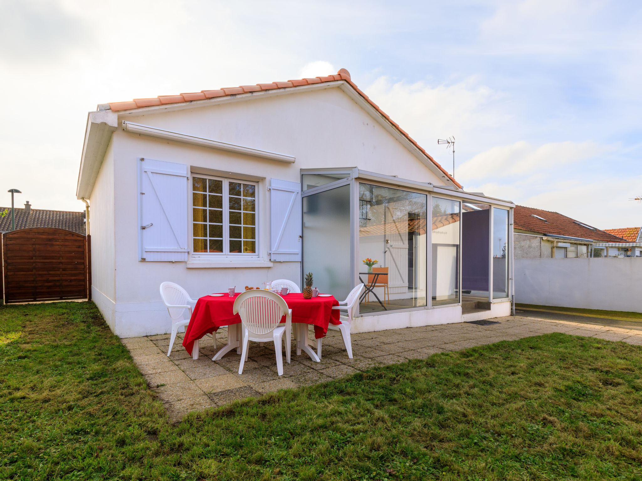 "Remagy", huis 3-kamers 45 m2, op het zuidwesten gelegen. Woon-/eetkamer met TV (Flatscreen TV). 1 kamer met 1 2-pers bed (1 x 140 cm, lengte 190 cm). 1 kamer met 2 bedden (80 cm, lengte 190 cm). Kook..