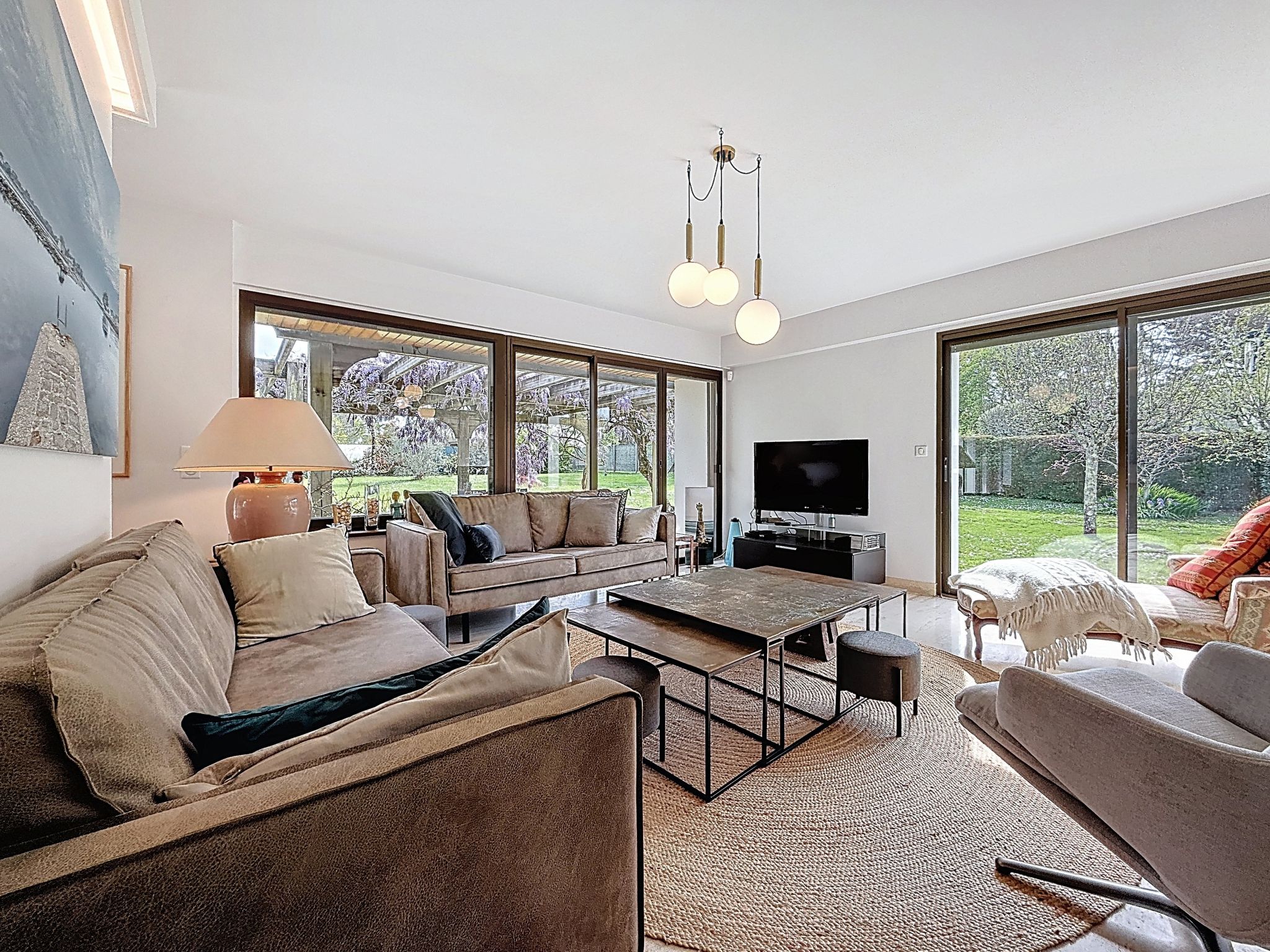 "Villa Kerpunce", huis 6-kamers 200 m2 op 2 verdiepingen. Comfortabel ingericht: woon-/eetkamer met open haard (alleen decoratie), TV (Flatscreen TV). Uitgang naar het terras, op het zuiden. 1 kamer m..