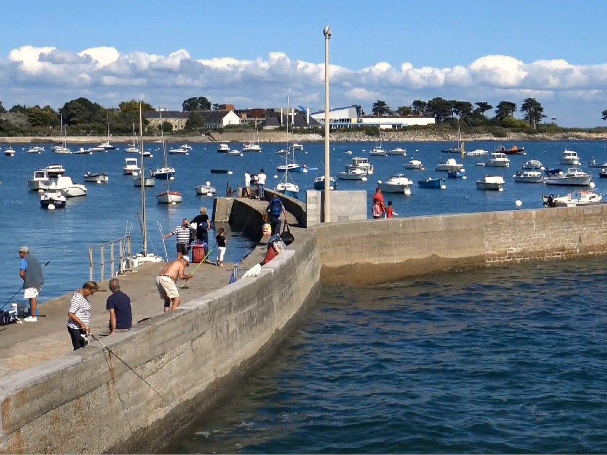 Villa mit Blick auf das Wasser-Image-tags.info