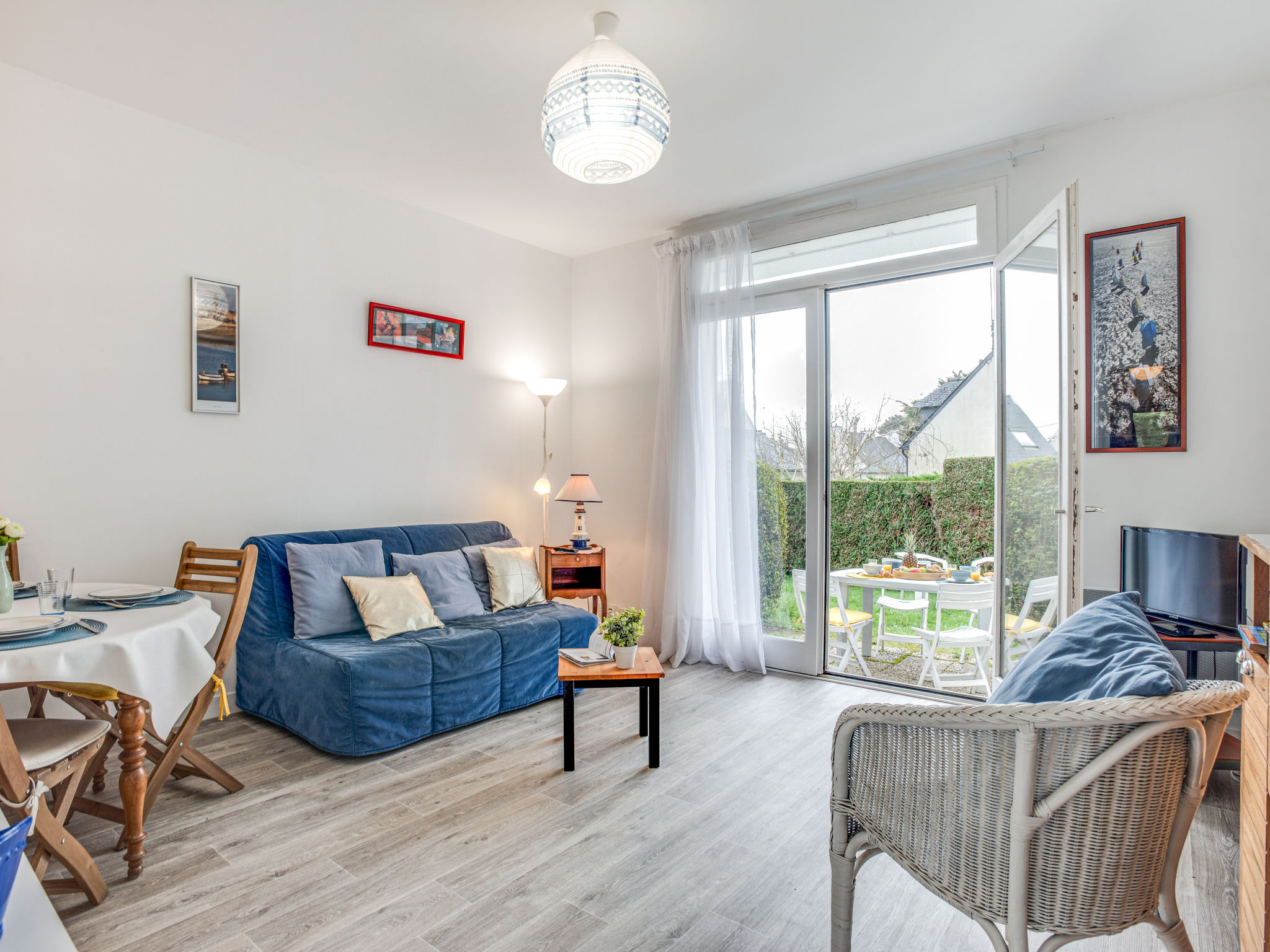"Le Dolmen", appartement 2-kamers 34 m2, op de begane grond. Het objekt is geschikt voor 2 volwassenen. Gedeeltelijk gerenoveerd in 2021, mooi ingericht: woon-/eetkamer met TV (Flatscreen TV). Uitgang..