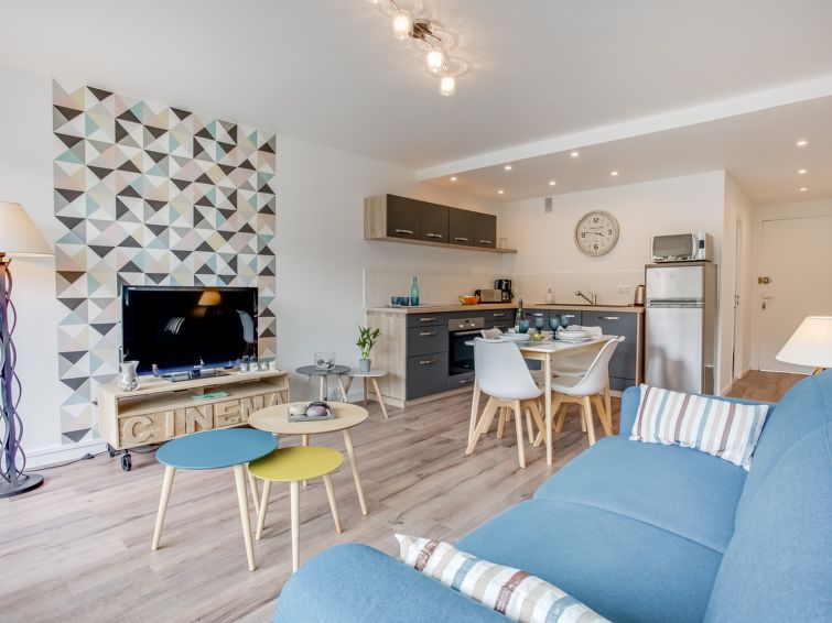 Appartement 2-kamers 52 m2, op verhoogde begane grond. Volledig gerenoveerd in 2020, comfortabel ingericht: woon-/eetkamer met panoramavenster met 1 2-pers divanbed (140 cm, lengte 190 cm), TV (Flatsc..