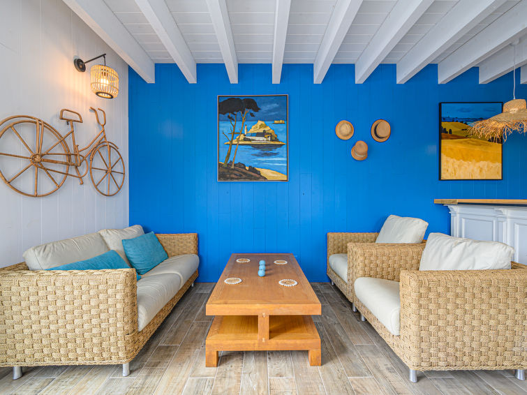 "L'échapée bleue", huis in een rij 3-kamers 65 m2. Volledig gerenoveerd in 2023, comfortabel ingericht: woon-/eetkamer met TV (Flatscreen TV). Open keuken (afwasmachine, 2 inductiekookplaten, broodr..