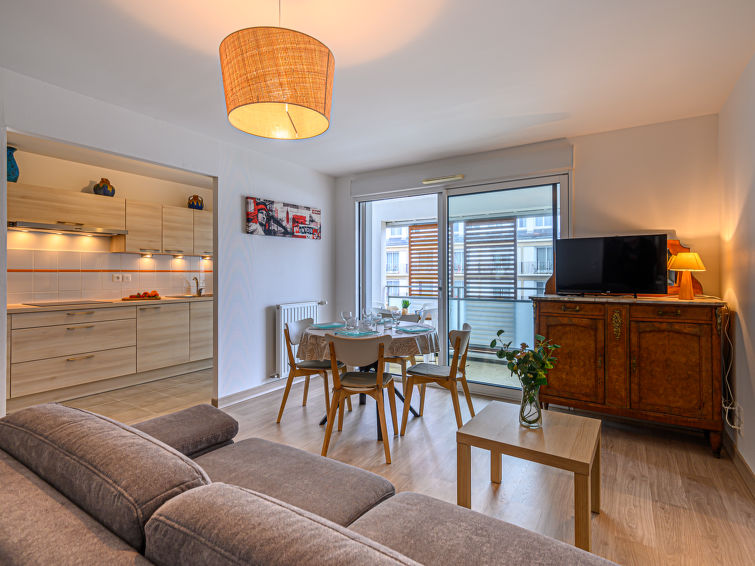 "Clos Telenn", appartement 3-kamers 60 m2 op de 2e verdieping. Comfortabel ingericht: woon-/eetkamer met 1 2-pers divanbed (1 x 140 cm, lengte 190 cm), TV (Flatscreen TV). Uitgang naar het terras. 1 k..