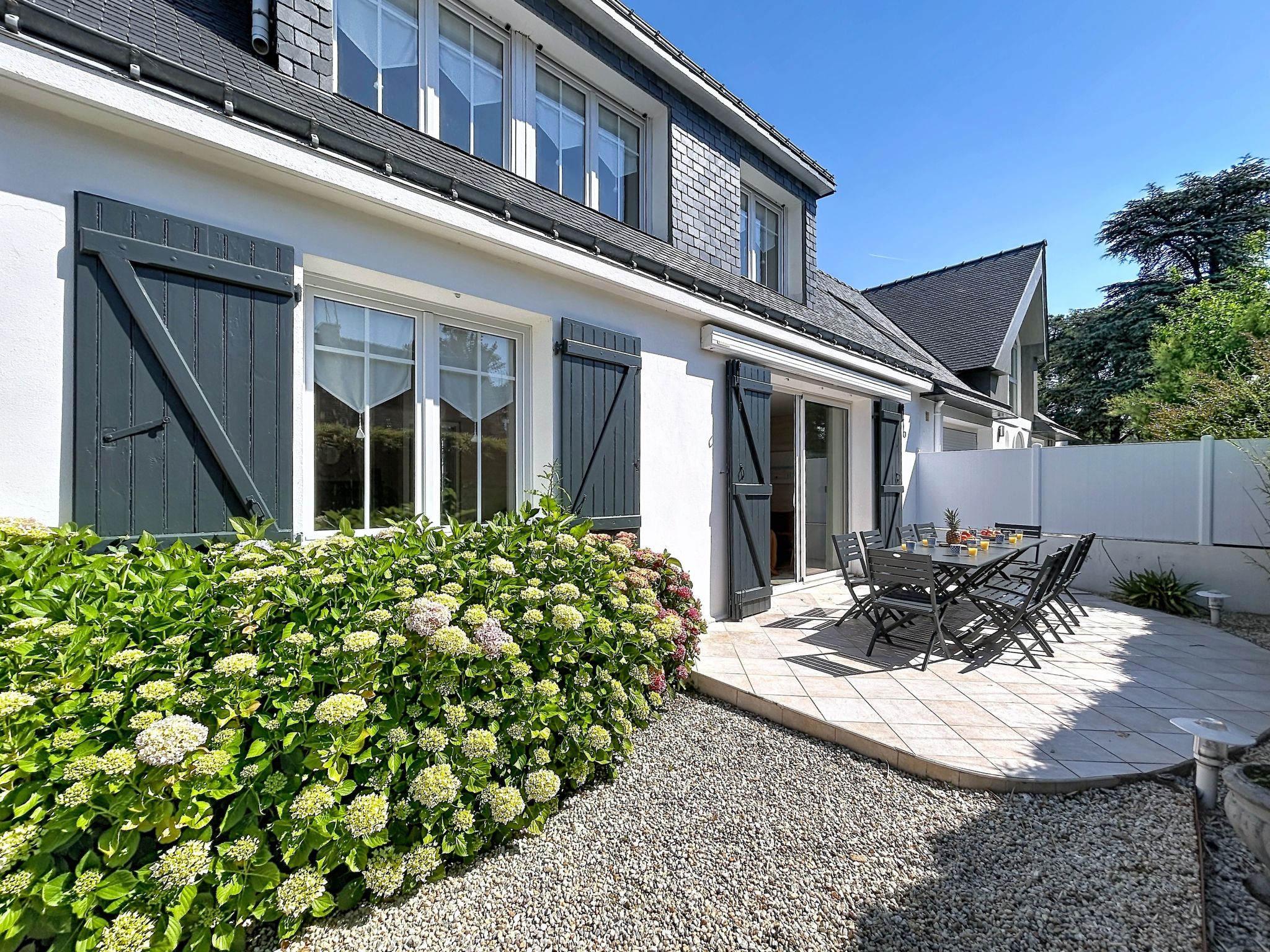 "Ty Bottez", huis 5-kamers 130 m2. Comfortabel ingericht: woon-/eetkamer. Uitgang naar het terras. 1 kamer met 1 2-pers bed (1 x 160 cm, lengte 200 cm). 1 kamer met 2 bedden (80 cm, lengte 190 cm). Ke..
