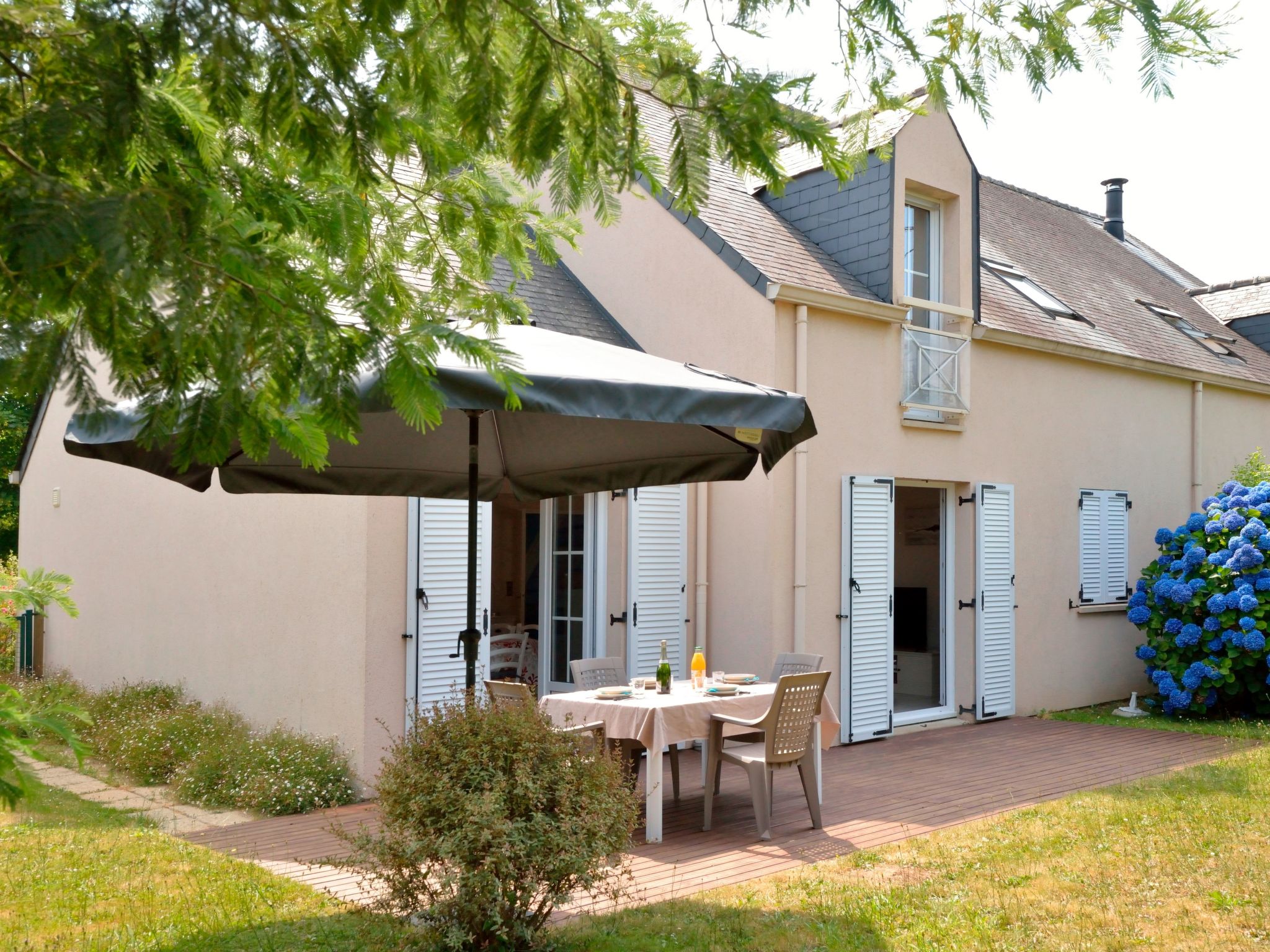 "Ar Mimoza", huis in een rij 4-kamers 100 m2 op 2 verdiepingen. Mooi ingericht: woon-/eetkamer met eettafel en TV (Flatscreen TV). Uitgang naar het terras. Open keuken (oven, afwasmachine, 3 keramisch..