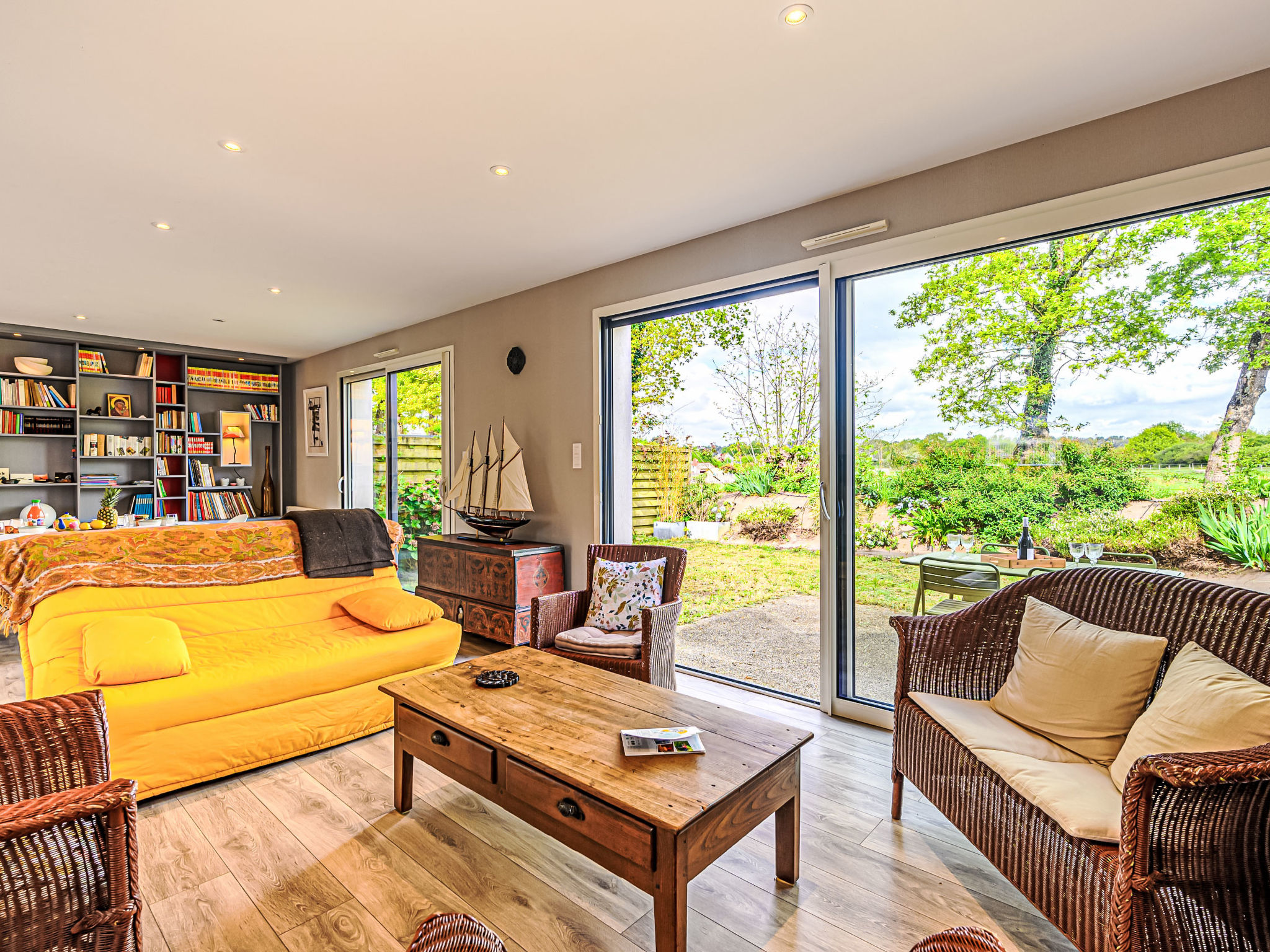 "Maison Ker Anna", huis 4-kamers 135 m2. Comfortabel ingericht: woon-/eetkamer met TV (Flatscreen TV). Uitgang naar de tuin. Keuken (oven, afwasmachine, 4 keramische glas kookplaten, broodrooster, wat..