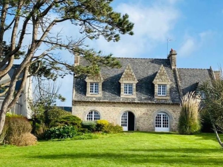 Centraal gelegen vakantiehuis in Ploudalmezeau met sauna en open haard in Ploudalmezeau