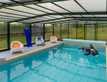Großes Haus mit überdachtem und beheiztem Swimmingpool