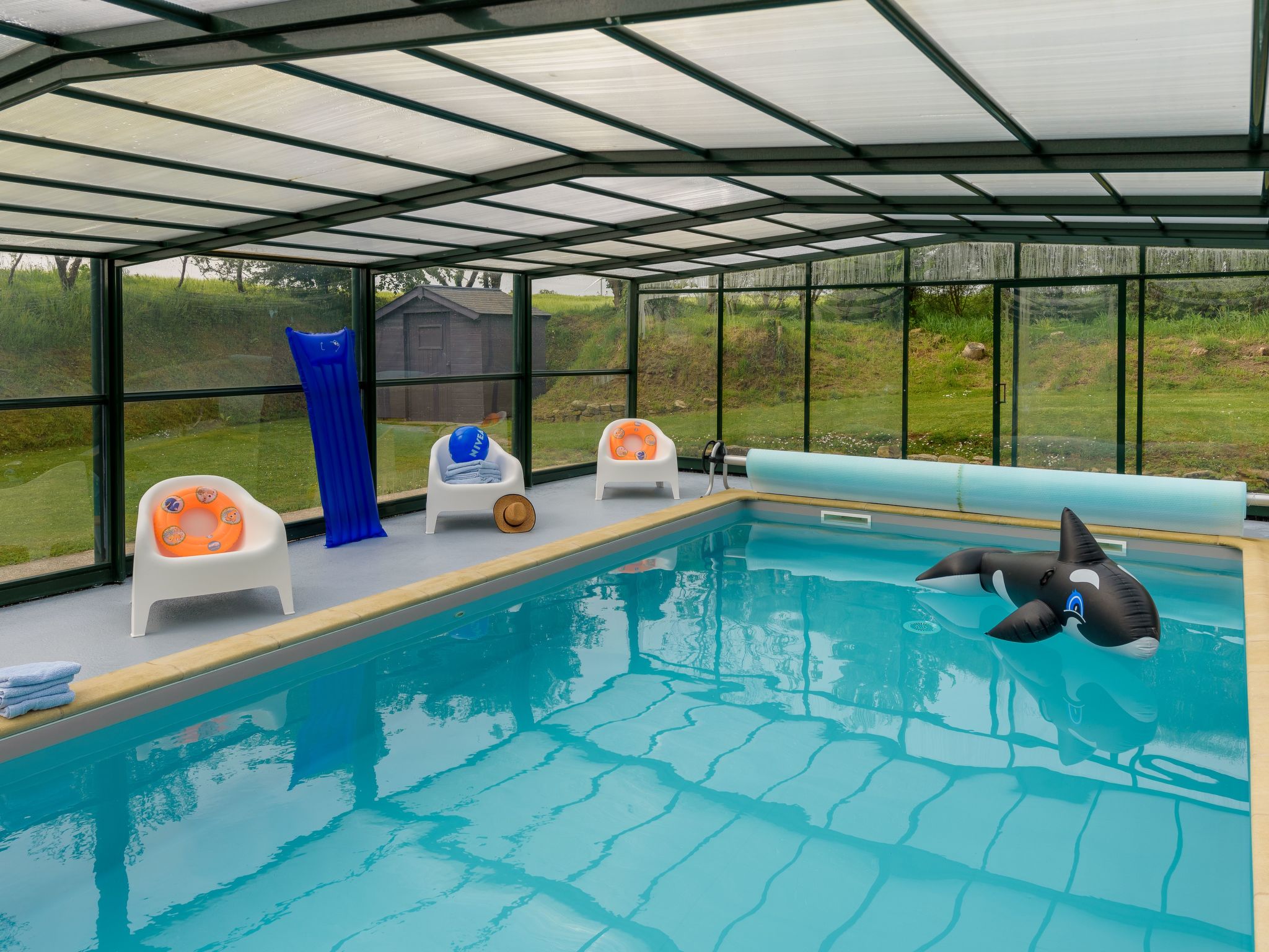 Großes Haus mit überdachtem und beheiztem Swimmingpool-Binnen